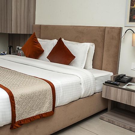 Hotel The Royal Vista Варанаси Екстериор снимка
