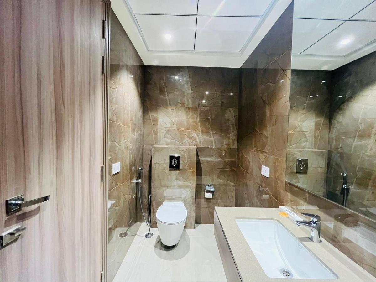 Hotel The Royal Vista Варанаси Екстериор снимка
