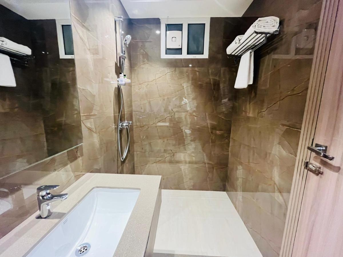 Hotel The Royal Vista Варанаси Екстериор снимка