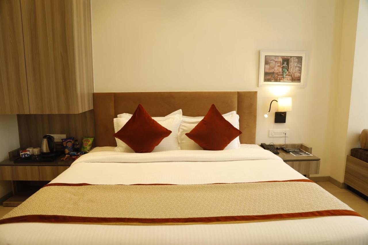 Hotel The Royal Vista Варанаси Екстериор снимка