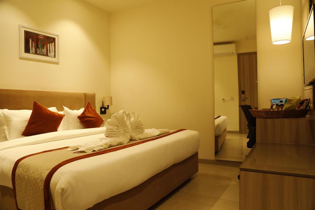 Hotel The Royal Vista Варанаси Екстериор снимка