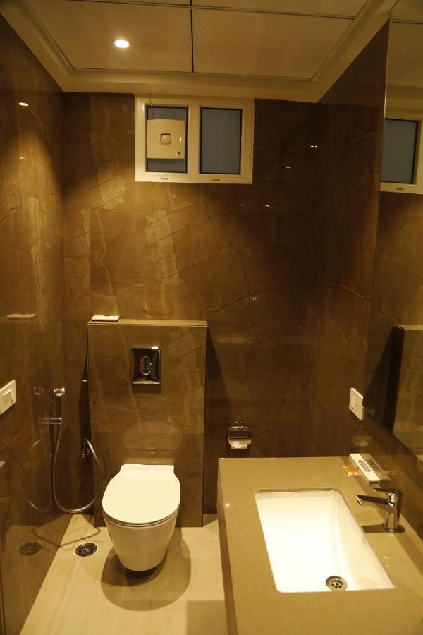Hotel The Royal Vista Варанаси Екстериор снимка