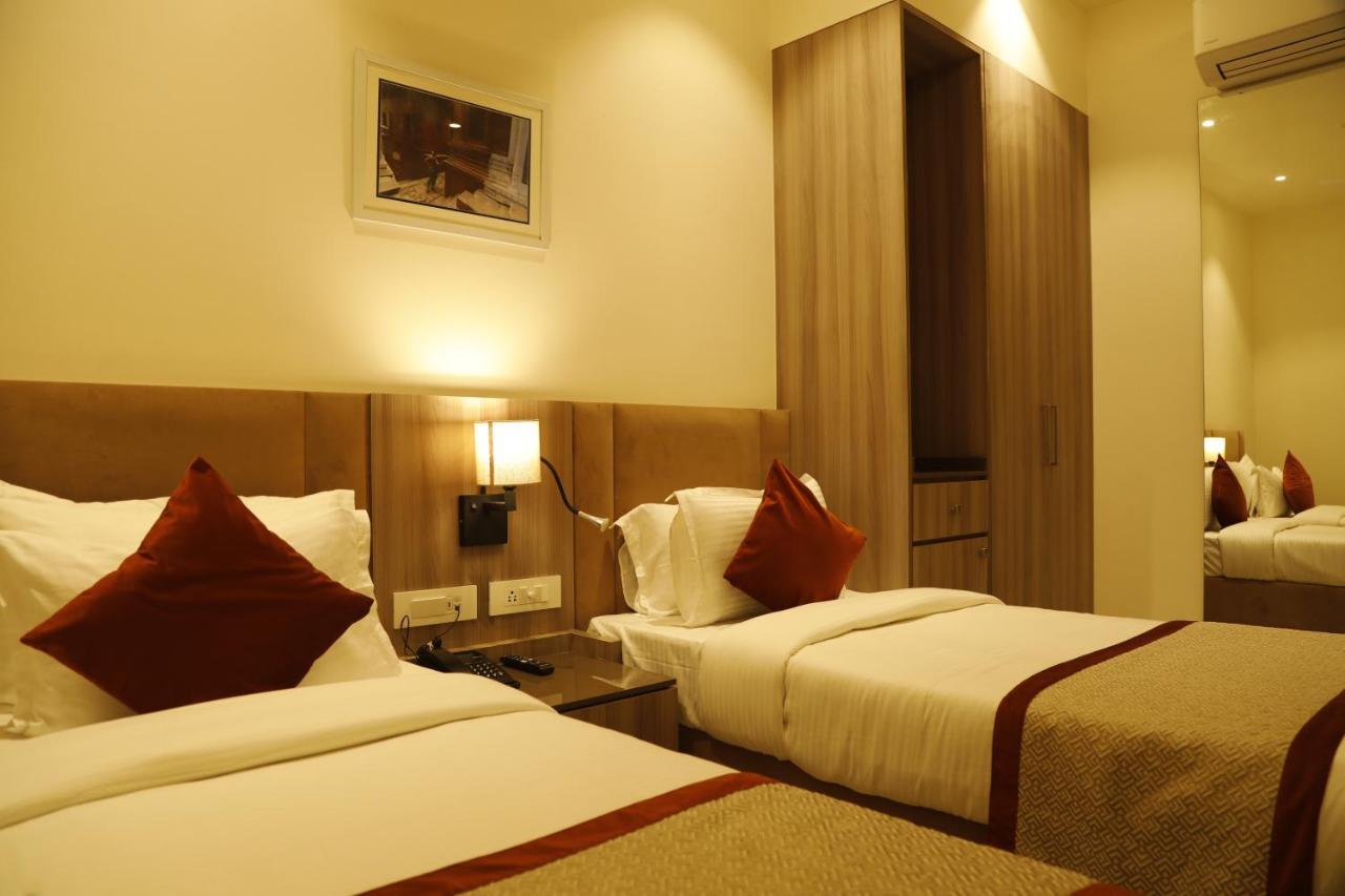 Hotel The Royal Vista Варанаси Екстериор снимка