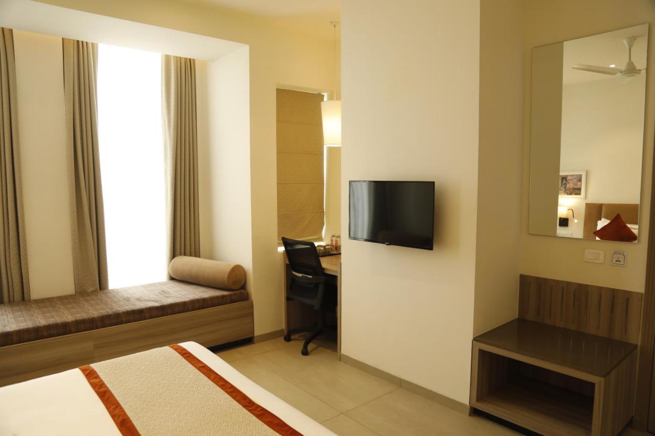 Hotel The Royal Vista Варанаси Екстериор снимка