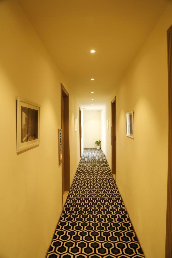 Hotel The Royal Vista Варанаси Екстериор снимка