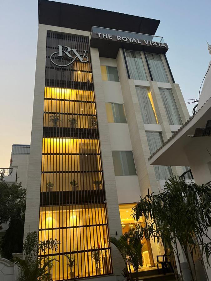 Hotel The Royal Vista Варанаси Екстериор снимка