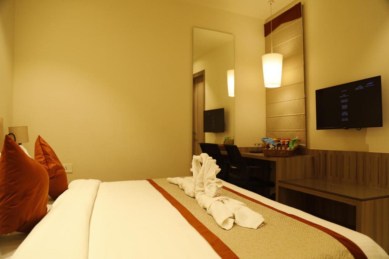 Hotel The Royal Vista Варанаси Екстериор снимка