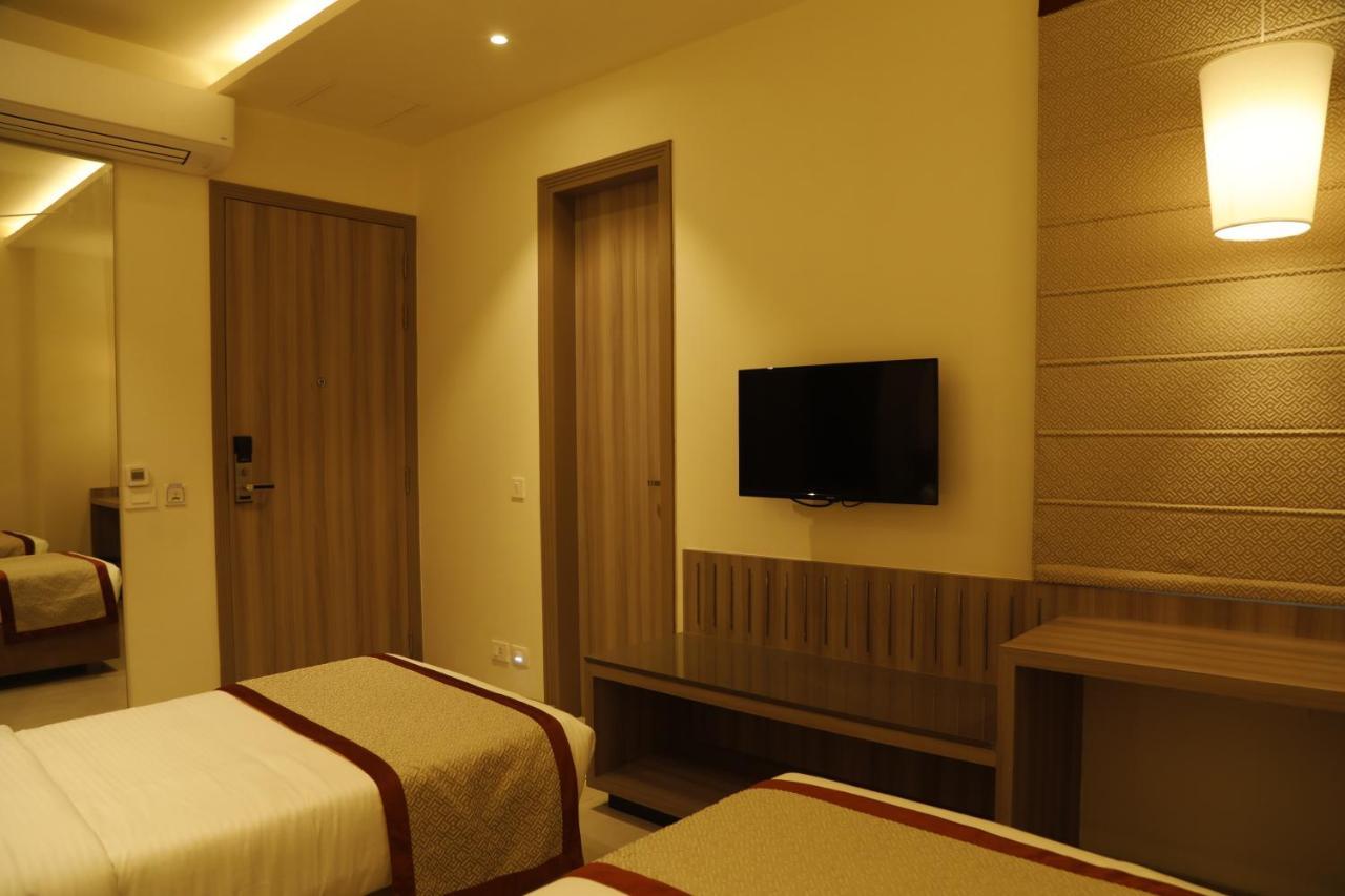 Hotel The Royal Vista Варанаси Екстериор снимка