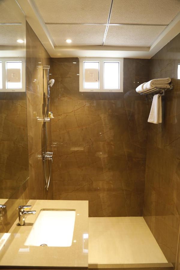 Hotel The Royal Vista Варанаси Екстериор снимка