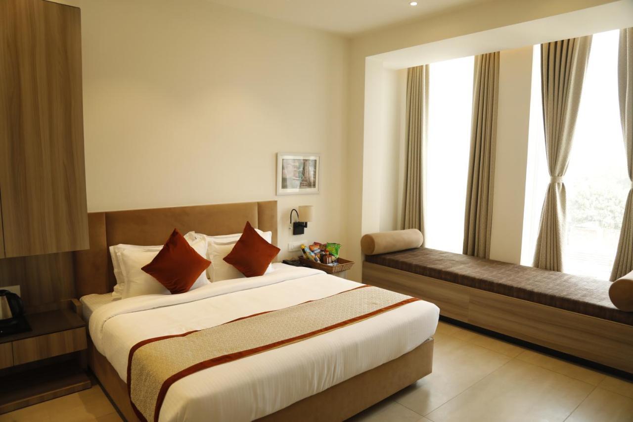 Hotel The Royal Vista Варанаси Екстериор снимка