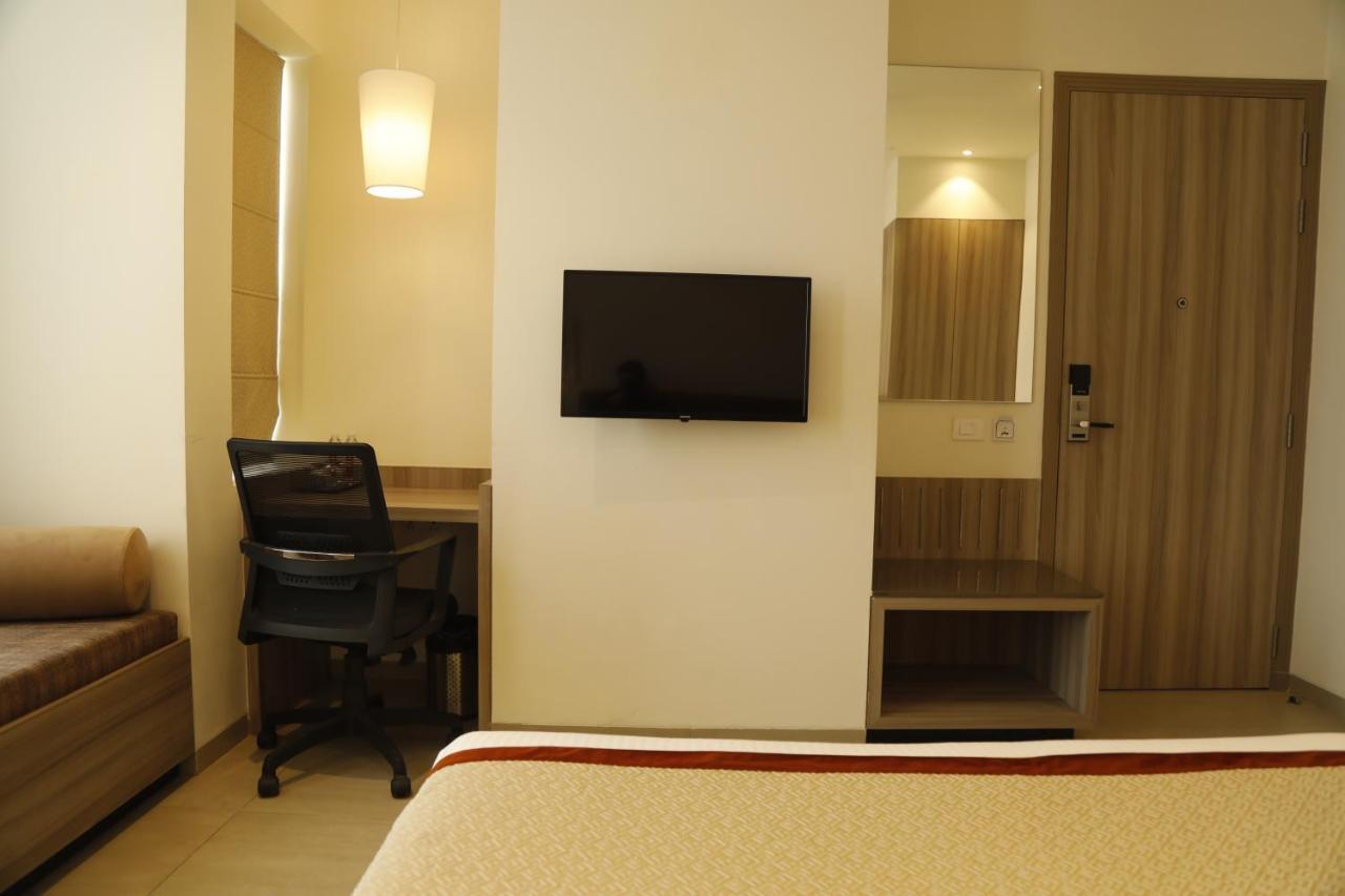 Hotel The Royal Vista Варанаси Екстериор снимка