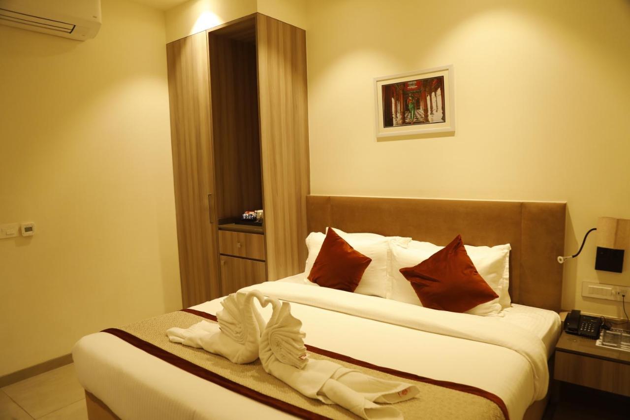 Hotel The Royal Vista Варанаси Екстериор снимка