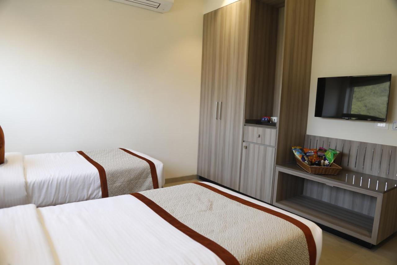 Hotel The Royal Vista Варанаси Екстериор снимка