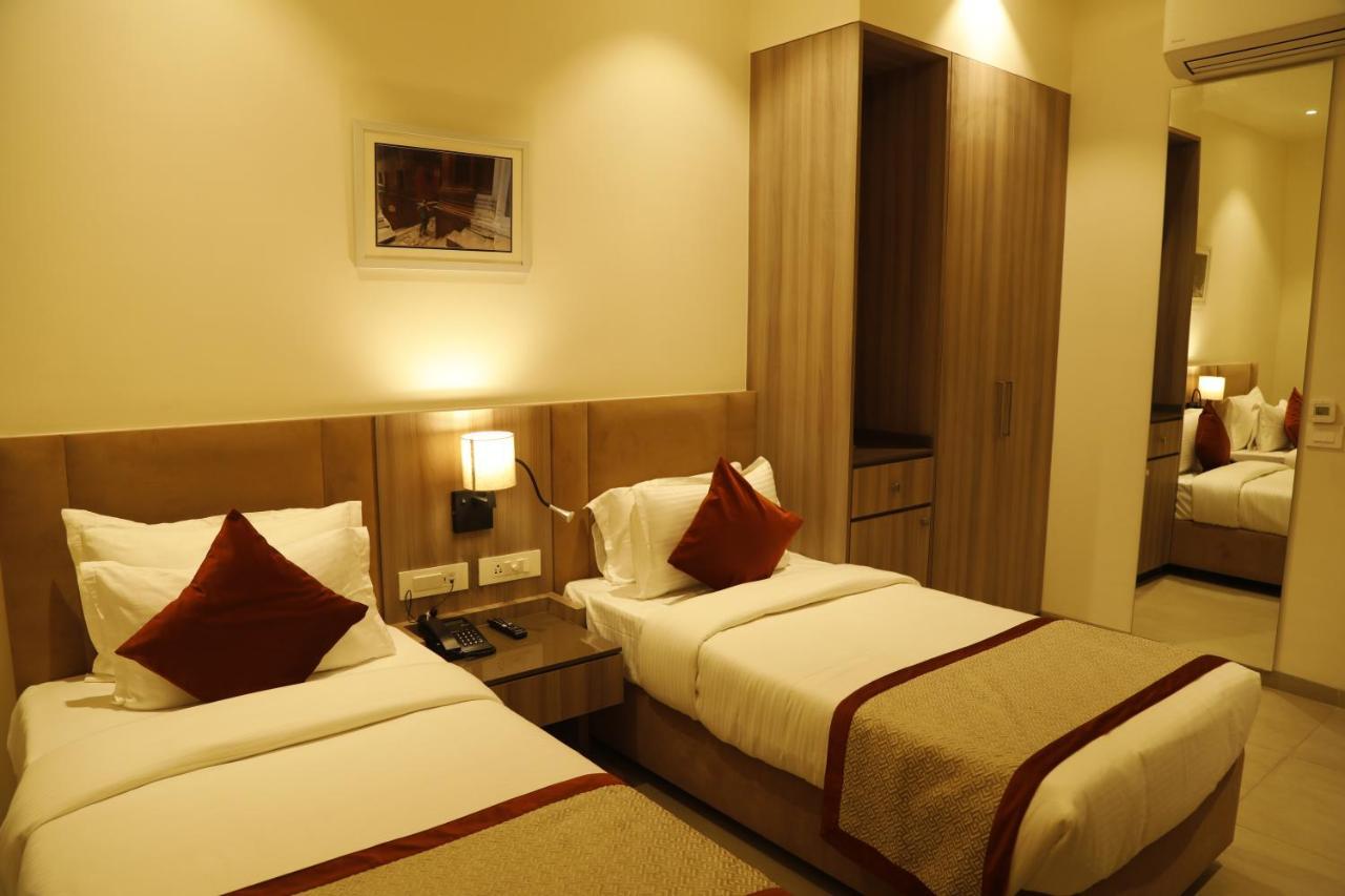 Hotel The Royal Vista Варанаси Екстериор снимка