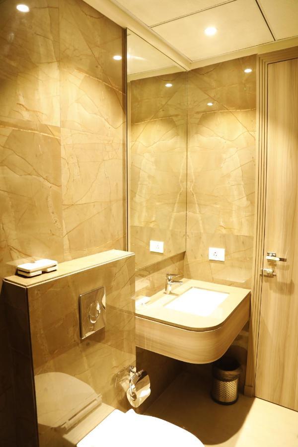 Hotel The Royal Vista Варанаси Екстериор снимка