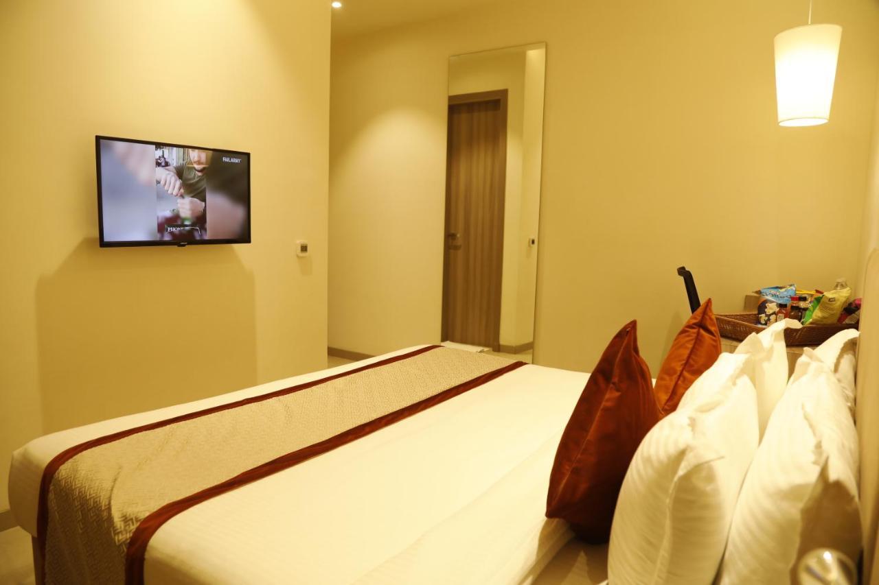 Hotel The Royal Vista Варанаси Екстериор снимка