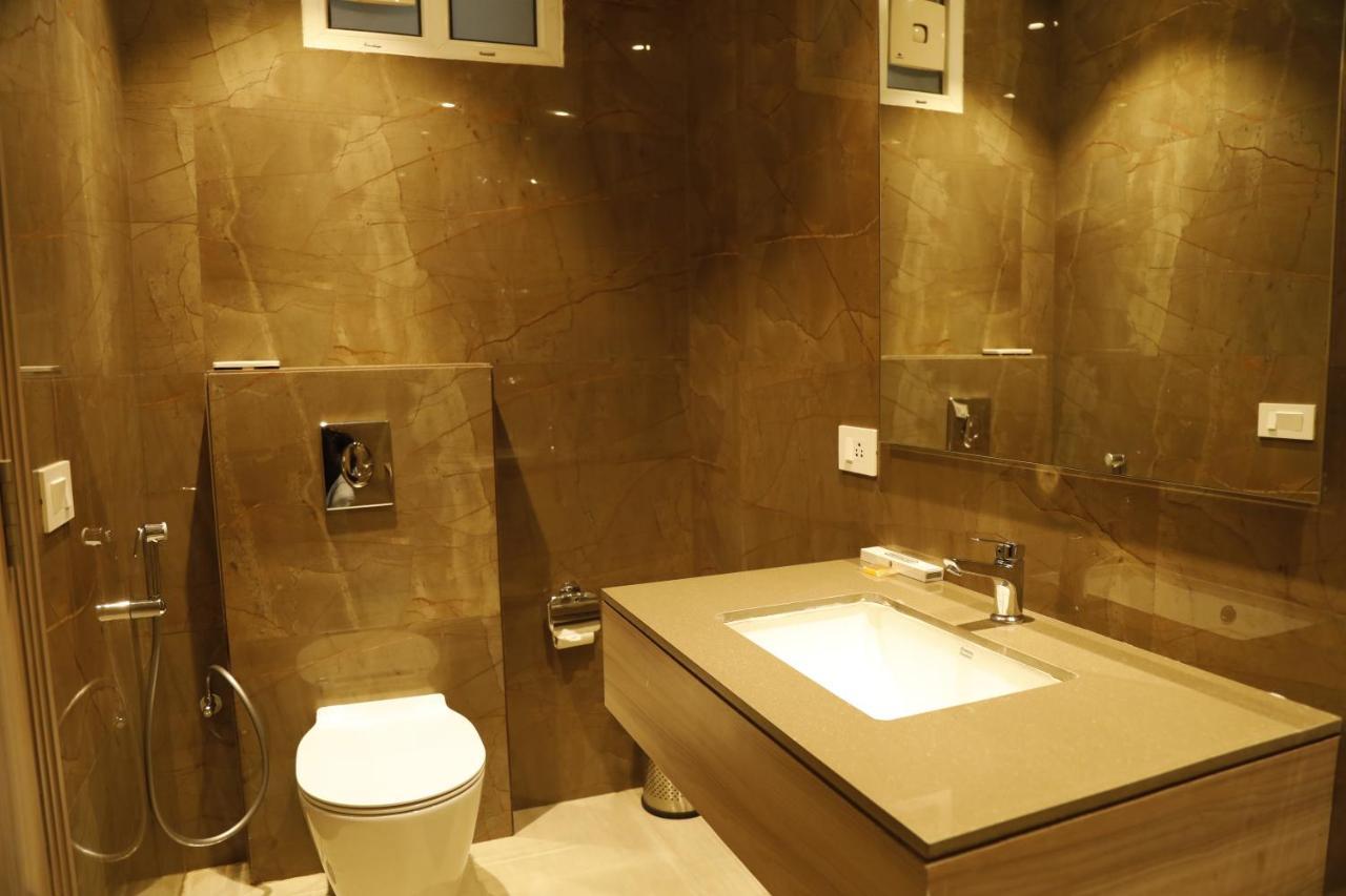 Hotel The Royal Vista Варанаси Екстериор снимка