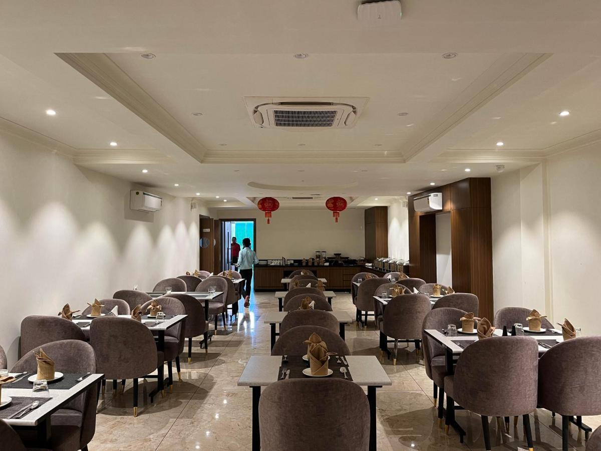 Hotel The Royal Vista Варанаси Екстериор снимка