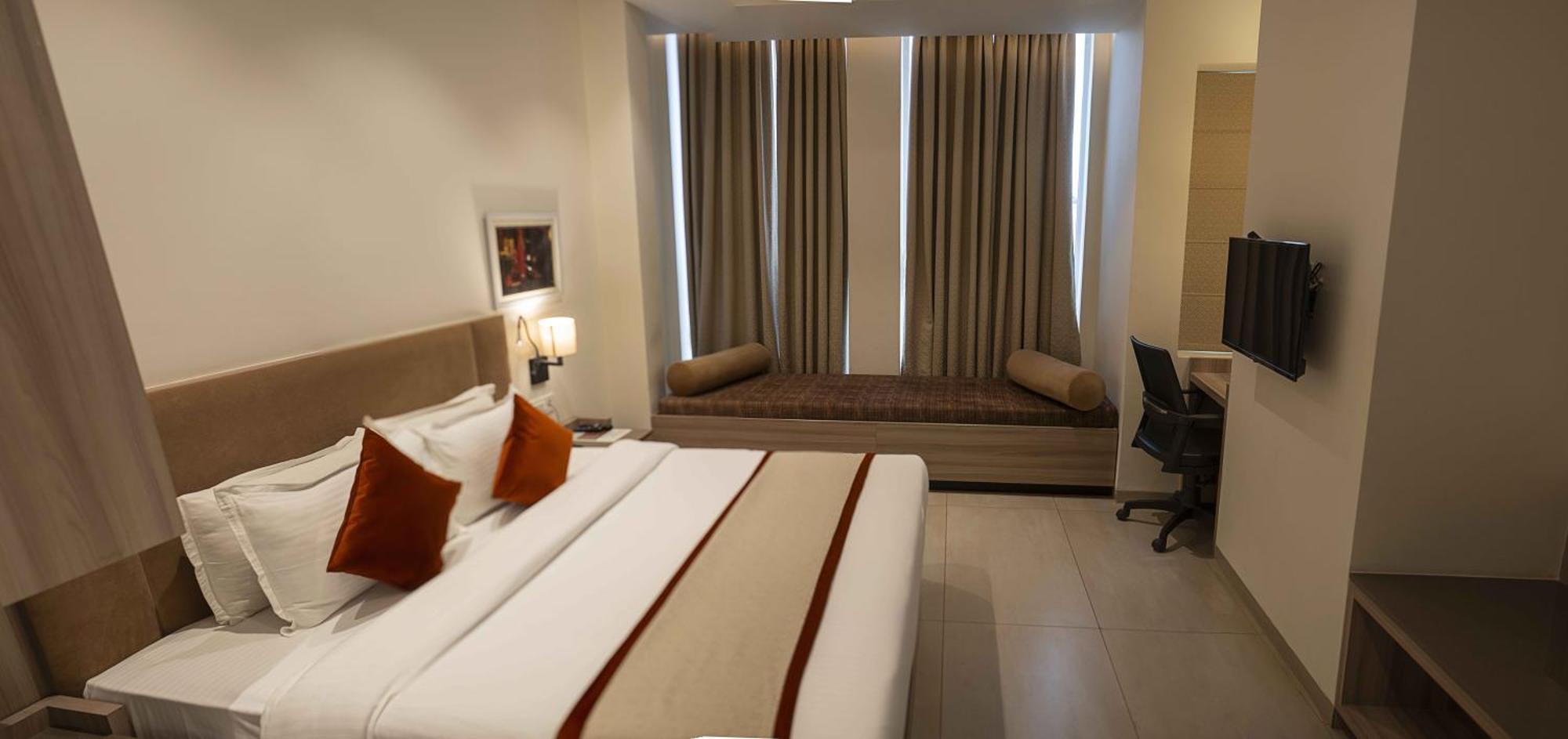 Hotel The Royal Vista Варанаси Екстериор снимка