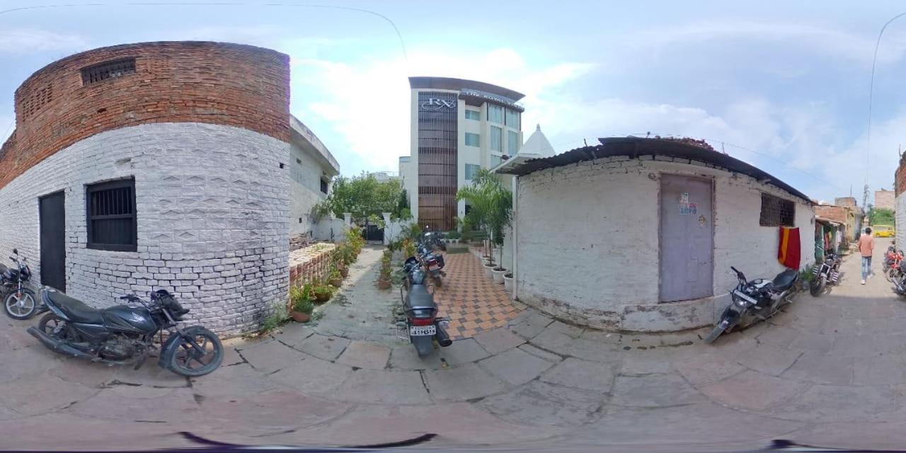 Hotel The Royal Vista Варанаси Екстериор снимка